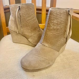 Woman’s TOMS Desert beige suede wedge heeled ankle boots side zips Sz 9.5 EUC